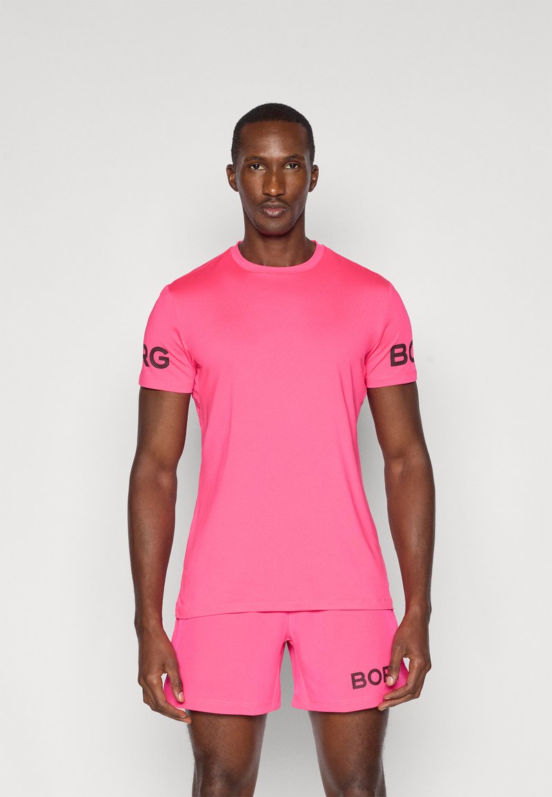 Rosa treningsskjorte og shortssett laget av glatt stoff. Skjorten har svart "BORG"-logo på ermene og venstre side av shortsen.