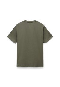 Camiseta de algodón verde oliva con mangas cortas, cuello redondo y una textura suave; presenta un diseño simple y sólido sin estampados.