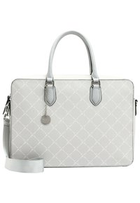 Bolso de cuero sintético gris con un patrón de diamantes, doble asa superior, correa de hombro ajustable y un colgante circular.