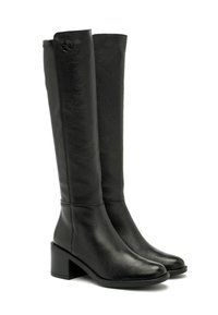 Czarne kozaki do kolan wykonane z fakturowanej skóry, z blokowym obcasem i gładkim, zaokrąglonym noskiem. Prosty design z minimalnymi akcentami.