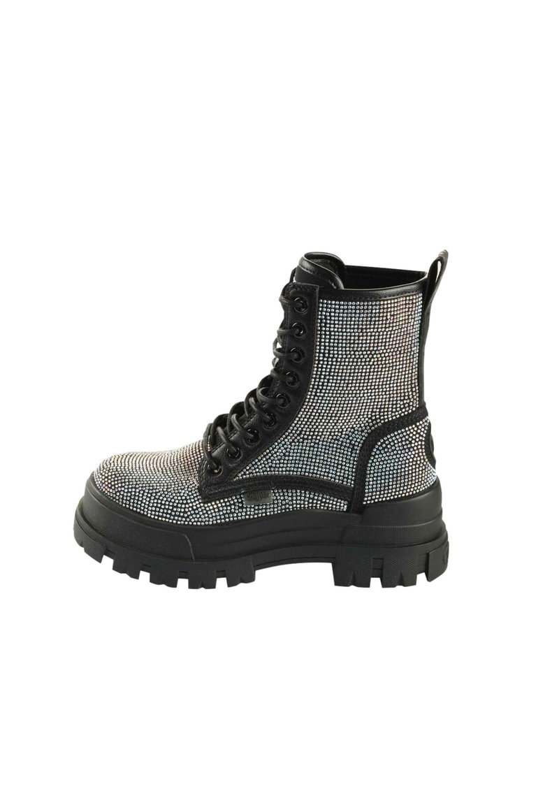 Botas de tobillo negras con cordones, que presentan una superficie texturizada con rhinestones con tachuelas, suela de goma gruesa y detalle de talón reforzado.