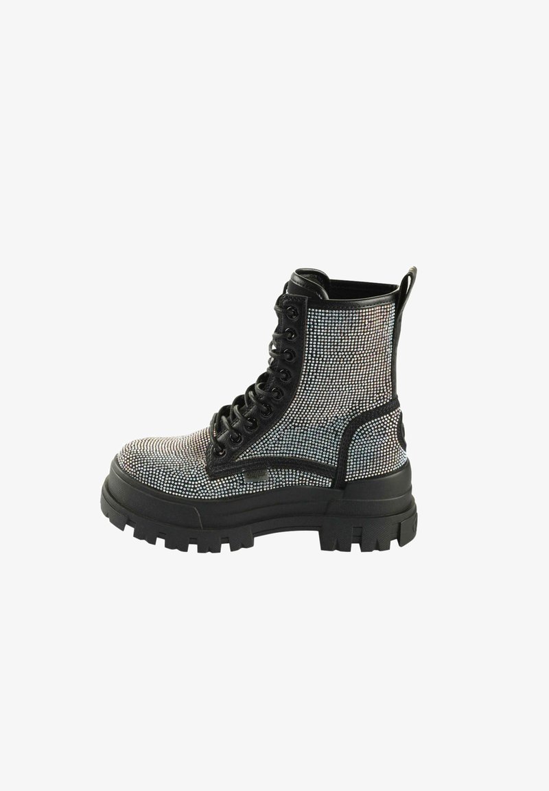 Musta nauhalla varustettu nilkkaboots, jossa on teksturoitu pinta ja niittirihnstoneja, kookas kumipohja ja vahvistettu kantapää.