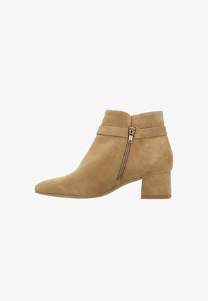 Suède tan enkellaars met een spitse neus, zijrits en een blokhak. Eenvoudig ontwerp met een gladde textuur en minimaal detail.