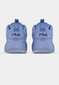 Ζευγάρι ανοιχτόμωβ αθλητικά παπούτσια FILA, εμφανίζονται από πίσω, με επενδεδυμένα κολάρα, θηλιές για εύκολο τράβηγμα και το λογότυπο FILA στη φτέρνα.