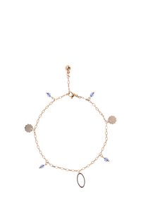 Goudkleurige schakelenarmband met blauwe kralen en decoratieve metalen accenten. Bevat textuurmotieven van schelpen en een ovale hanger. 