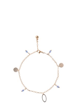 Goudkleurige schakelenarmband met blauwe kralen en decoratieve metalen accenten. Bevat textuurmotieven van schelpen en een ovale hanger. 