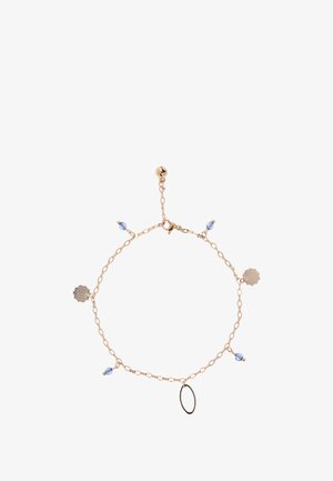 Armband aus goldfarbenem Metall mit blauen Perlen und dekorativen Metallelementen. Enthält strukturierte Muschel-Motive und ein ovales Anhänger-Detail.