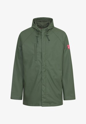 Groene waterdichte jas met een rits aan de voorkant, verstelbare capuchon en een borstzak. Heeft raglanmouwen en een klein logo op de schouder.