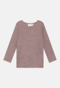 Duga majica s dugim rukavima u prigušenoj mauve boji, koja sadrži teksturirani uzorak s ovratnikom i manšetama od valovite čipke. Mekani, lagani materijal.