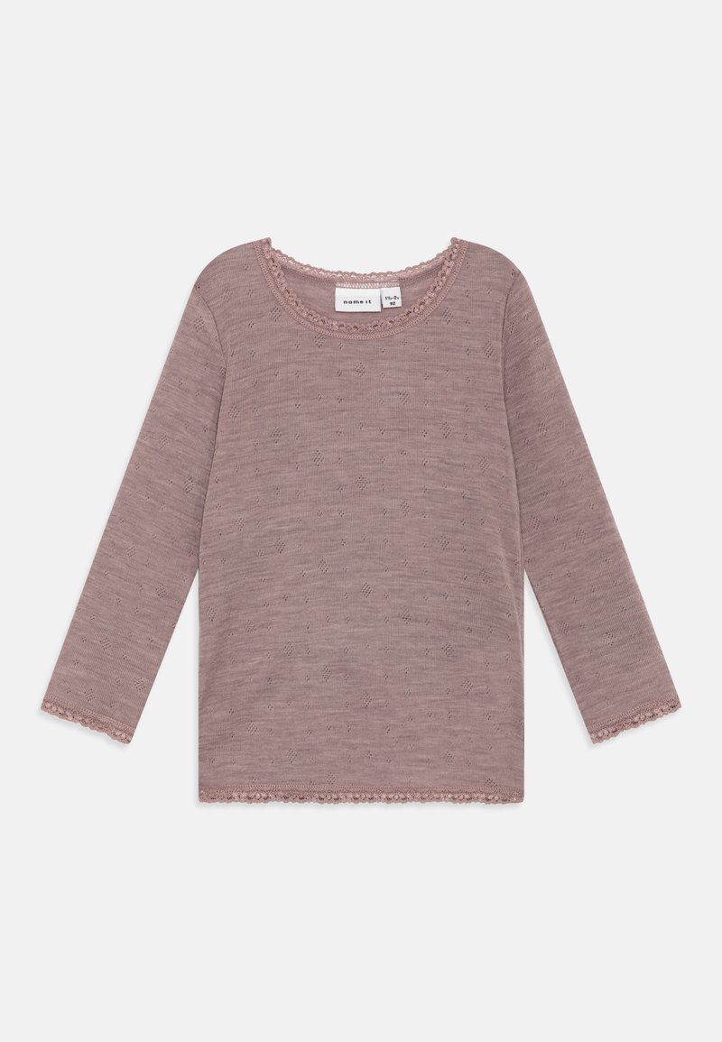 Hosszú ujjú ing, tompa mályvaszínben, texturált mintával, fodros csipke nyakkal és mandzsettával. Puha, könnyű anyag.