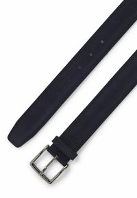 Marine suède riem met een gladde textuur, zilveren metalen gesp, vijf gaatjes voor aanpassing en een taps toelopende uiteinde voor een strakke uitstraling.