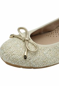 Scarpa piatta beige realizzata in materiale intrecciato con accenti dorati. Presenta un dettaglio a fiocco e una soletta testurizzata con piccole perforazioni.