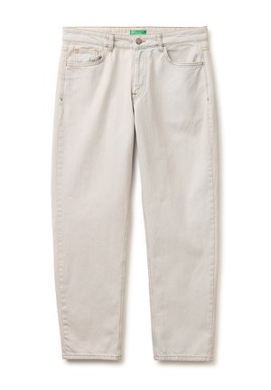 Beige Jeans mit geradem Bein, Vordertaschen, Gürtelschlaufen und Knopfverschluss, flach auf weißem Hintergrund ausgelegt.