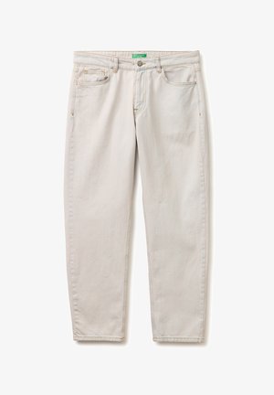 Beige Jeans mit geradem Bein, Vordertaschen, Gürtelschlaufen und Knopfverschluss, flach auf weißem Hintergrund ausgelegt.