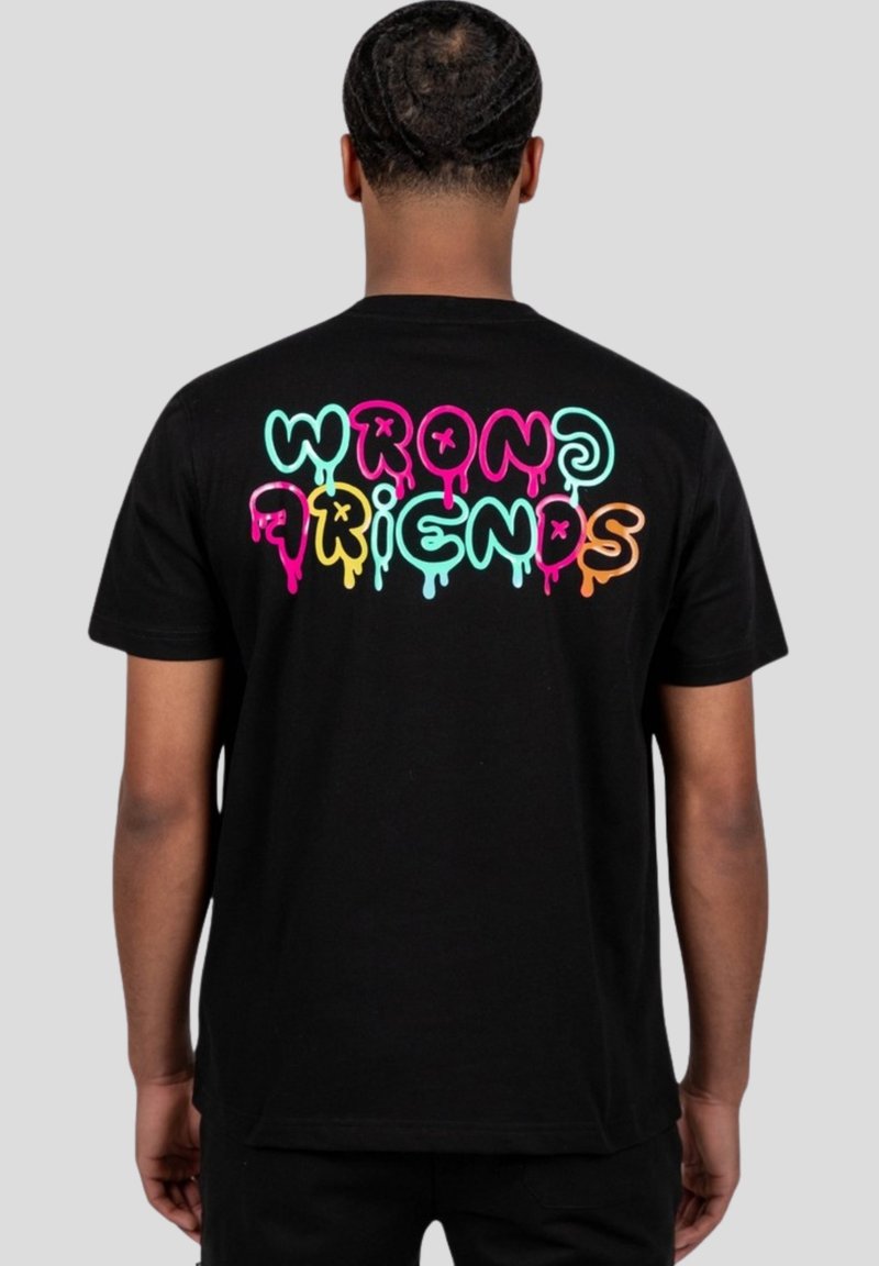 Černé tričko s barevným nápisem "WRONG FRIENDS" v živých kapejících písmenech na zadní straně. Klasický design s kulatým výstřihem.