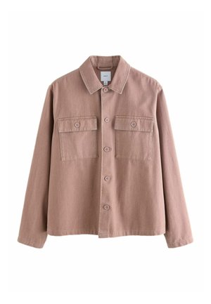 Barna gombos ingdzseki két mellkasi zsebfedéllel és hosszú ujjakkal, fehér háttéren bemutatva.