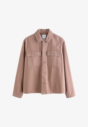 Barna gombos ingdzseki két mellkasi zsebfedéllel és hosszú ujjakkal, fehér háttéren bemutatva.