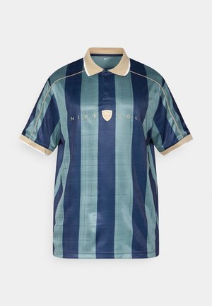 Kurzärmeliges Poloshirt in Dunkelblau und Türkis mit vertikalen Streifen, cremefarbenem Kragen und goldfarbenem "NIKE GOL"-Logo auf der Vorderseite.