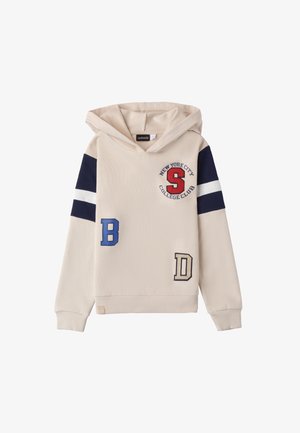 Cremefarbener Hoodie mit einer Fronttasche, der eine rote Stickerei des Buchstabens "S", blau- und marinefarbene Streifen an den Ärmeln sowie Applikationen der Buchstaben "B" und "D" aufweist.