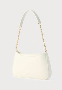 Λευκή τσάντα χειρός από δέρμα με καμπυλωτό σχήμα, κοντό λουράκι από δέρμα και χρυσή αλυσίδα ως διακοσμητικό στοιχείο. Διαθέτει ραφές λεπτομέρειας και λογότυπο στο μπροστινό μέρος.