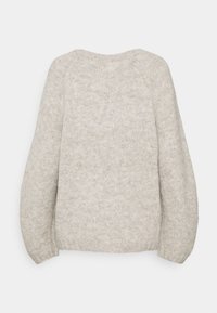 Ljust grått stickat tröja med rundad halsringning, långa ärmar och en mjuk texturerad yta. Bakifrån syns sömdetaljer och ribbade ärmslut.