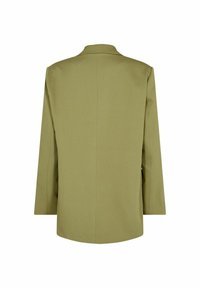 Blazer verde oliva con una textura suave, mangas largas y una abertura sencilla en la parte trasera. Diseño minimalista sin cierres visibles.