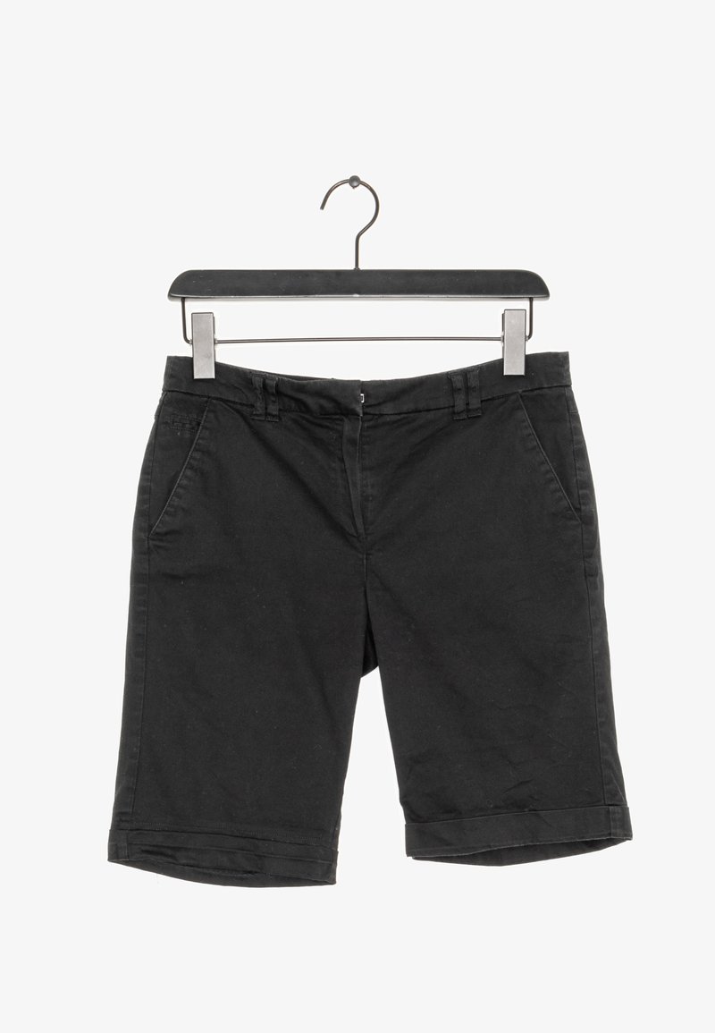 Shorts noirs mi-cuisses suspendus à un cintre noir, avec passants de ceinture, fermeture éclair avant et poches latérales sur fond blanc.