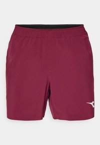 Pantalones cortos deportivos color marrón con una cinturilla elástica, forro negro y un logo blanco en la parte inferior derecha. Material ligero.