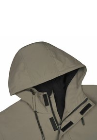 Giacca impermeabile beige con cappuccio, chiusura con zip e fodera interna nera. Presenta dettagli in Velcro e un tessuto texturizzato. Ideale per l'uso all'aperto.