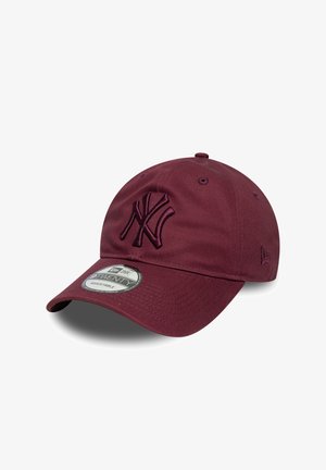 Bordowa czapka baseballowa wykonana z bawełny, z haftowanym logo, zakrzywionym daszkiem i regulowanym paskiem. Posiada sześć otworów wentylacyjnych.