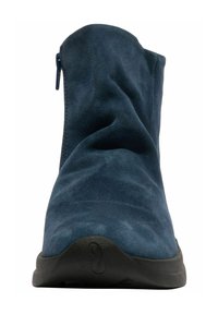 Botín de ante azul marino con un diseño arrugado, cierre con cremallera lateral y suela flexible de goma negra. Textura suave y estilo minimalista.