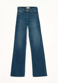 Jean flare en denim bleu avec taille haute, design à cinq poches et couture traditionnelle. Le tissu a une texture lisse et un léger délavage.