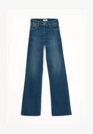 Blaue Denim-Jeans mit Schlag, die eine hohe Taille, ein Fünf-Taschen-Design und traditionelle Nähte aufweisen. Der Stoff hat eine glatte Textur und eine leichte Ausbleichung.