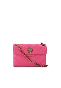 Bolso de mano de cuero acolchado rosa con un motivo decorativo de mano en tono dorado y una correa de cadena trenzada. Diseño rectangular compacto.