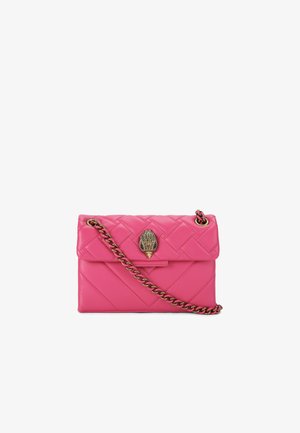 Bolso de mano de cuero acolchado rosa con un motivo decorativo de mano en tono dorado y una correa de cadena trenzada. Diseño rectangular compacto.