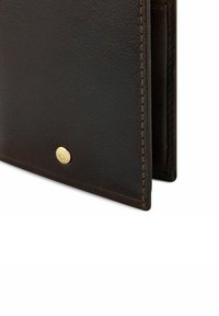 Portafoglio in pelle marrone scuro con superficie testurizzata, caratterizzato da un accento in oro del logo e cuciture visibili lungo i bordi.