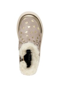 Zapato de ante beige con patrón de corazones dorados, forro de piel sintética de peluche y acentos metálicos. Diseño de fácil puesta con puntera redondeada y suela texturizada.