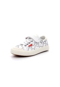 Baskets blanches avec motif nuage, tige en tissu, semelle en caoutchouc, fermeture à lacets et velcro, accent de label rouge, design à bout rond.