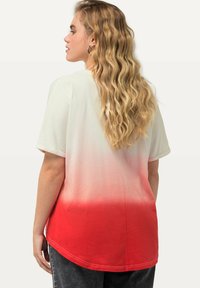 Koszulka z krótkim rękawem w gradientzie od białego do czerwonego. Wykonana z bawełny, z luźnym krojem i zaokrąglonym dołem. Gładka faktura.