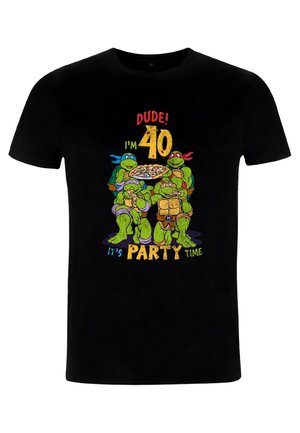 Schwarzes T-Shirt mit buntem Grafik von vier Cartoon-Schildkröten, die Pizza halten, und dem Text: „DUDE! Ich bin 40, es ist PARTY-Zeit“, in fettgedruckten Schriftarten.