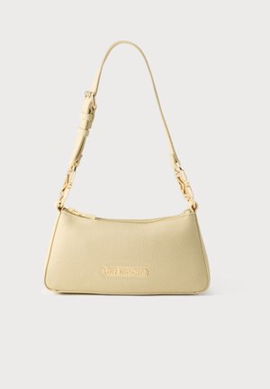 Τσάντα ώμου Love Moschino σε κρεμ χρώμα με ρυθμιζόμενο λουρί, χρυσές λεπτομέρειες και κλείσιμο με φερμουάρ σε απλό φόντο.