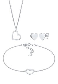 Sølv smykkesæt bestående af en halskæde med hjerteformet vedhæng, hjerteformede stud øreringe og et armbånd med hjerte detaljer og snoet kæde.