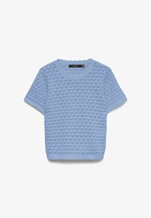 Lyseblå strikket bluse med korte ærmer, bølgede kanter og en tekstureret hulmønster, lagt fladt på en hvid baggrund.