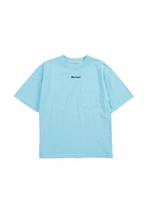 T-shirt a maniche corte color azzurro chiaro con taschino sul petto e logo nero "Bobo Choses" ricamato sopra la tasca.