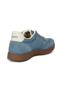 Blå mockaskor med en strukturerad ovandel, vita mesh-detaljer och en brun gummisul. Har snörning och varumärkesdetalj på hälen.