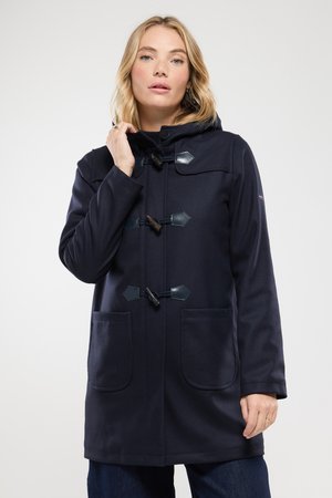 Marineblauer Dufflecoat mit Toggle-Verschlüssen, Kapuze und zwei Vorderkängurutaschen, gefertigt aus einem weichen, strukturierten Stoff.