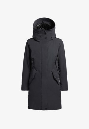 Zwarte, lange winterjas met een hoge kraag en capuchon, voorzien van een ritssluiting en drukknoopsluitingen aan de voorkant, twee zijzakken en een textuurafwerking.