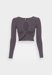 Šedý vroubkovaný crop top s kulatým výstřihem a dlouhými rukávy. Obsahuje výřez ve tvaru klíče na přední straně a zkroucený design na lemu.