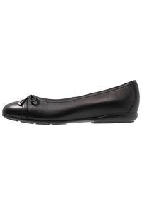 Zapato plano negro de cuero liso con punta redonda, que presenta un lazo decorativo y detalles de costura sutiles a lo largo del borde.