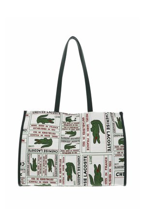 Sac fourre-tout blanc avec poignées noires comportant des logos crocodile verts répétés et un texte rouge et noir indiquant « Chemise Lacoste » et des phrases associées.